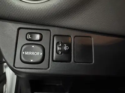 Toyota Yaris - Thumbnail 25